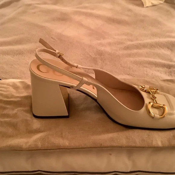 Gucci Cream Flats with Gold Detailing - Picture 5 of 11